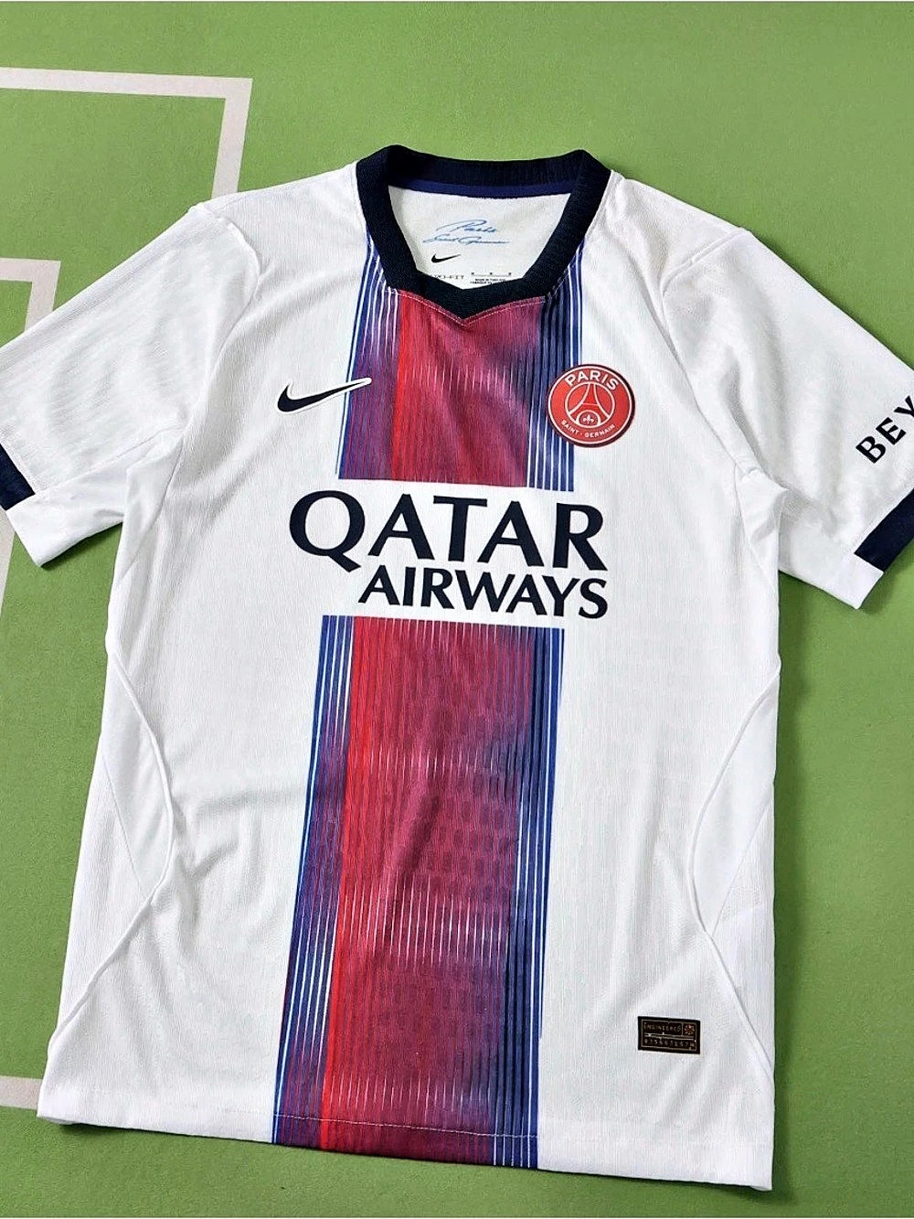 Nike Paris Saint-Germain 2024/25 Away Stadium Jersey White & Red Medium